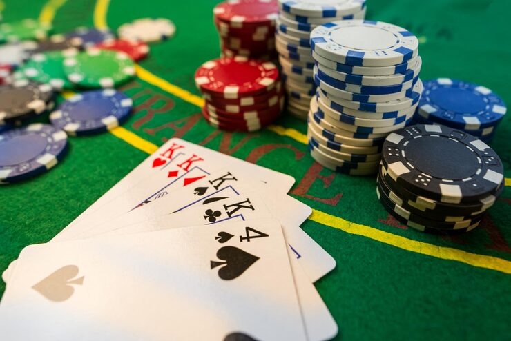 Hand and betting interface Card hand display and betting interface on Ceme Online