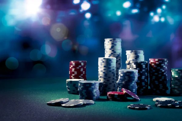 Multi-player table view Multiple player cards and pot pool in a Ceme Online round